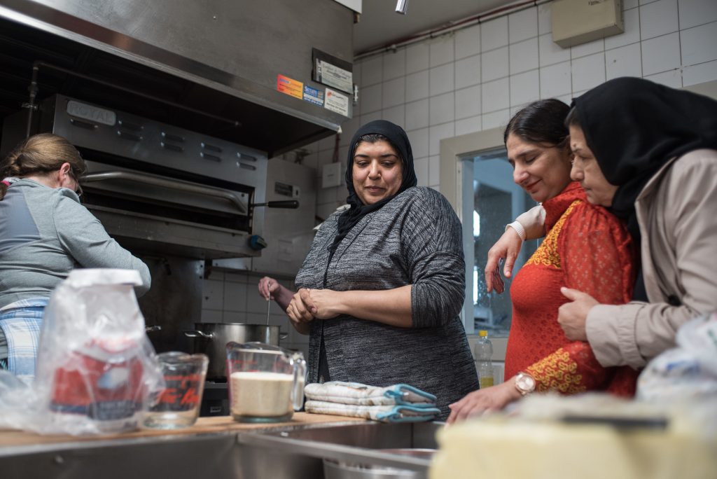 Des participant·e·s préparent un repas ensemble lors d’un atelier de cuisine culturelle au Dépôt.